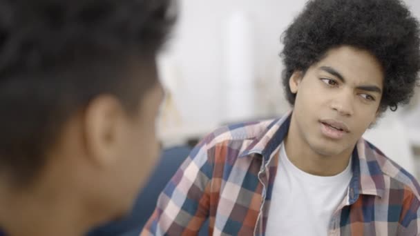 Amis Adolescents Métis Parlant Partageant Des Opinions Discutant Intérêts Communs — Video