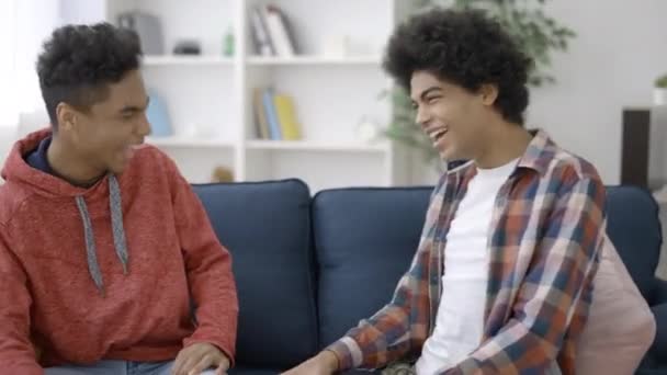 Multirassische College Freunde Lachen Laut Über Witz Drinnen Haben Spaß — Stockvideo