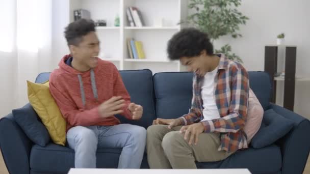 Vidám Vegyes Fajú Fiúk Viccelődnek Nevetnek Együtt Ülnek Kanapén Szórakoznak — Stock videók