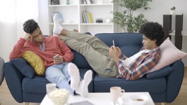 Dwóch Nastolatków Siedzących Kanapie Smartfonami Uzależnienie Gadżetów Styl Życia — Wideo stockowe
