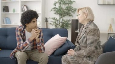 Genç adam ve kadın psikolog el sıkışarak terapiyi bitirdiler.