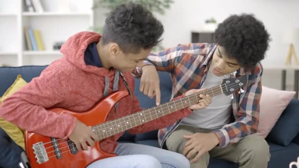 Teen Friends Lernen Zusammen Gitarre Spielen Gemeinsame Interessen Hobby — Stockvideo