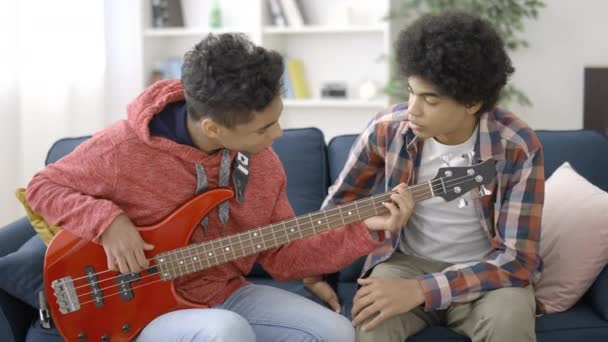 Man Student Tonen Vriend Hoe Naar Bass Gitaar Spelen Genieten — Stockvideo