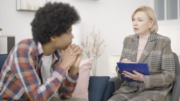 Vrouwelijke Psycholoog Gesprek Met Tiener Jongen Problemen Bespreken Professionele Hulp — Stockvideo