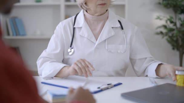 Patient Erhält Schmerztabletten Vom Arzt Krankenhaus Medizinische Versorgung — Stockvideo