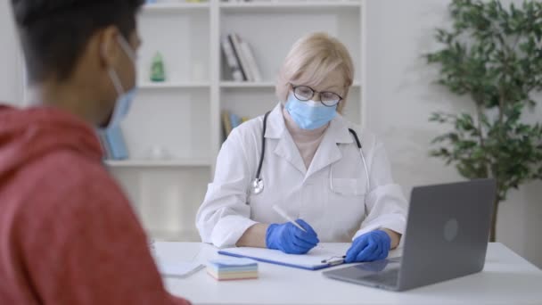 Lekarz Pacjent Rozmawiający Ochronnych Maskach Twarz Środki Ostrożności Przed Pandemią — Wideo stockowe