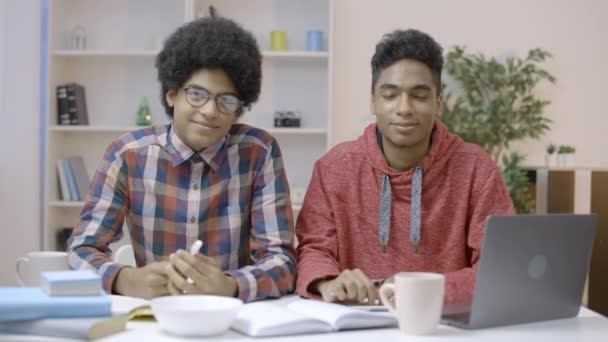 Dos Estudiantes Sentados Mesa Mirando Cam Estudiando Casa Educación Distancia — Vídeos de Stock