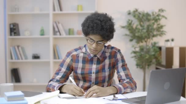 Glücklicher Intelligenter Student Mit Brille Der Die Kamera Lächelt Bereit — Stockvideo