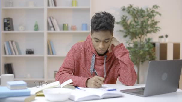 Estudiante Ocupado Escribiendo Asignación Casa Mesa Cansado Aprender Suspiro Cam — Vídeos de Stock