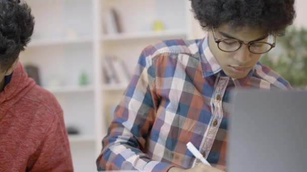Amici Scuola Che Studiano Insieme Lavorano Progetto Condividono Idee Educazione — Video Stock