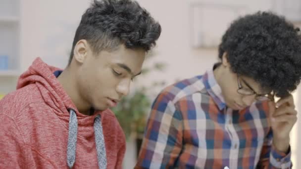 Dva Bratři Spolu Studují Připravují Školní Test Distanční Učení — Stock video