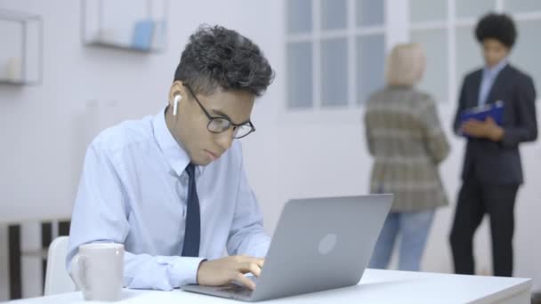 Empleado Compañía Nerviosa Escribiendo Ordenador Portátil Agotado Por Trabajo Estresante — Vídeos de Stock