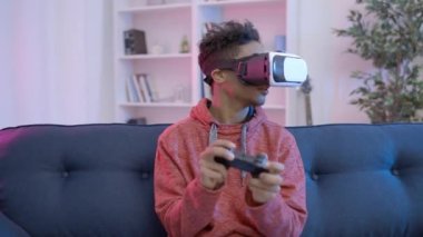 Video oyunu oynayan genç çocuk sanal gerçeklik gözlüğü takıyor, modern teknoloji...