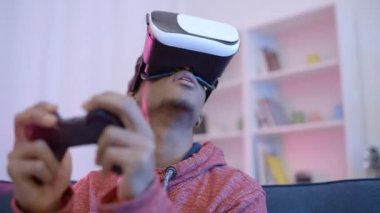 VR kulaklıkla oyun oynayan gençler, sanal gerçeklik deneyiminin tadını çıkarıyorlar.