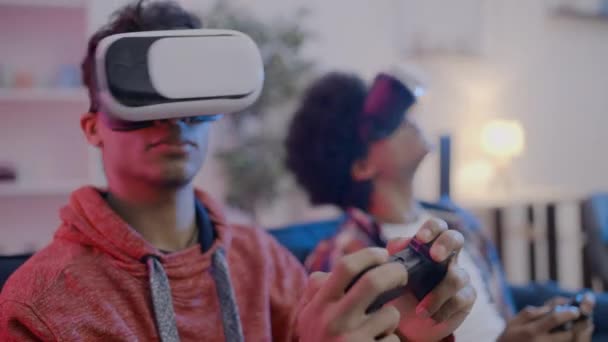 Dois Amigos Adolescentes Jogando Videogames Fones Ouvido Realidade Virtual Divertindo — Vídeo de Stock