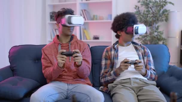 Grappige Tiener Broers Spelen Video Game Headsets Genieten Van Vrije — Stockvideo