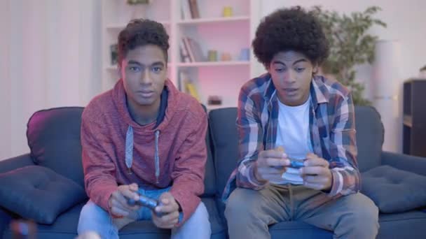 Twee Broers Spelen Video Game Bank Joysticks Handen Plezier Hebben — Stockvideo