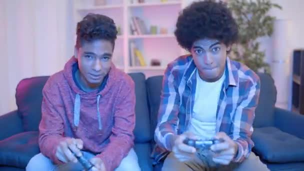 Біраосі Брати Активно Грають Відеоігри Додому Насолоджуючись Дозвіллям Вихідні — стокове відео