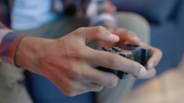 Nahaufnahme Hände Von Menschen Die Knöpfe Konsole Drücken Videospiel Spielen — Stockvideo