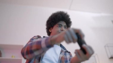 Sadece joystick ile video oyunu oynayan genç bir erkek, oyun bağımlılığı, hobi