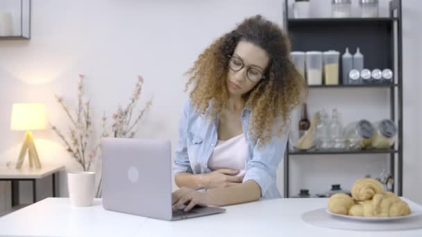Esperando Que Jovem Sinta Cansada Trabalhando Laptop Falta Energia Fraqueza — Vídeo de Stock