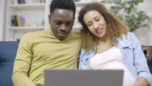 Lächeln Ehemann Und Schwangere Frau Kommunikation Mit Freunden Online Technologie — Stockvideo