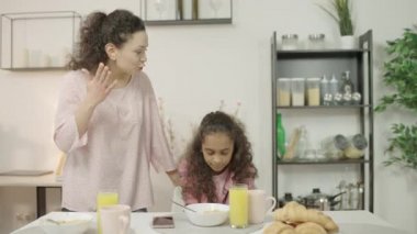 Kızgın anne mutsuz genç kıza bağırıyor, aile içi şiddet sorunu var.