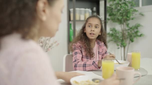 Madre Hija Hablando Durante Desayuno Tradiciones Familiares Relaciones Confiables — Vídeos de Stock