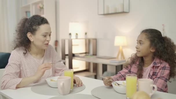 Alegre Madre Hija Comiendo Casa Hablando Disfrutando Tiempo Familia — Vídeos de Stock