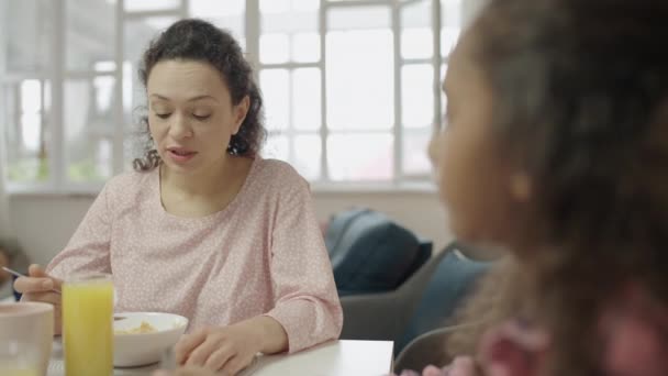 Mujer Hablando Con Hija Adolescente Mesa Familia Desayunando Rutina Mañana — Vídeos de Stock