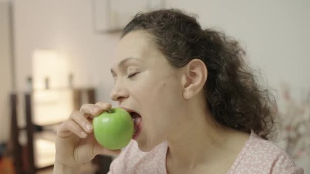 Feliz Joven Comiendo Manzana Fresca Sonriente Nutrición Saludable Vitaminas — Vídeos de Stock