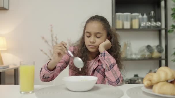 Sorglig Biracial Flicka Tittar Mejeri Frukost Med Avsky Laktosintolerans — Stockvideo