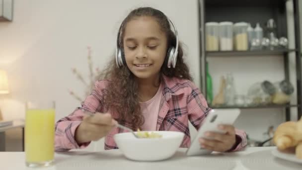 Teenie Mädchen Beim Essen Kopfhörer Das Smartphone Blättert Ungesunde Essgewohnheiten — Stockvideo