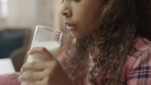 Close Van Het Kleine Meisje Drinken Van Glas Melk Gezonde — Stockvideo