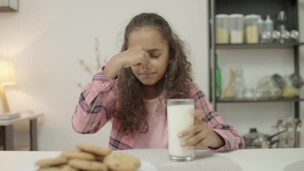 Infelice Bambina Bere Bicchiere Latte Con Disgusto Intolleranza Lattosio — Video Stock