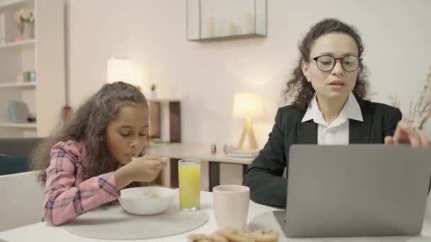 Geschäftsfrau Eilt Zur Arbeit Und Lässt Kleine Tochter Allein Essen — Stockvideo