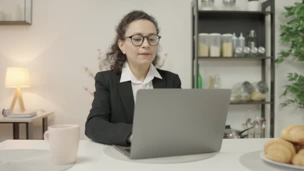 Kadını Bilgisayarında Daktilo Yazıp Sabah Kahvesini Içiyor Aceleyle Ofise Gidiyor — Stok video