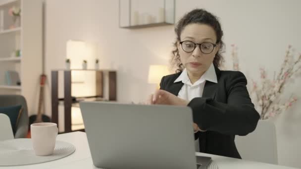 Laptopta Çalışan Meşgul Genç Bir Kadın Zamanı Kontrol Ediyor Toplantısına — Stok video