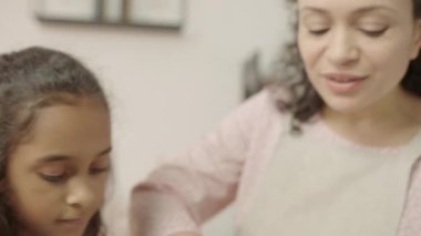 Mutlu anne ve kız pasta pişiriyor, kaliteli zaman geçiriyor, aile yemekleri yapıyor.