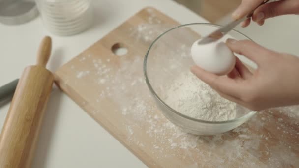 ゆっくりとした小麦粉のボウルに卵をクラック調理 自家製食品の準備 ペストリー — ストック動画