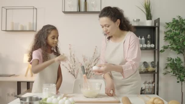 Μητέρα Που Μαθαίνει Στην Κόρη Πώς Ψήνει Οικογένεια Μαγειρεύει Μαζί — Αρχείο Βίντεο