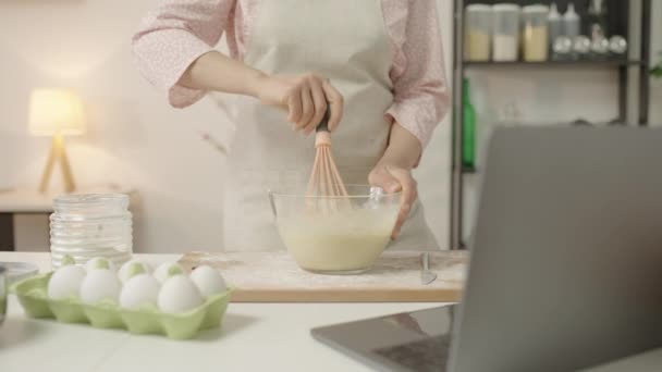 Manos Ama Casa Cocinar Cena Viendo Video Lección Ordenador Portátil — Vídeo de stock
