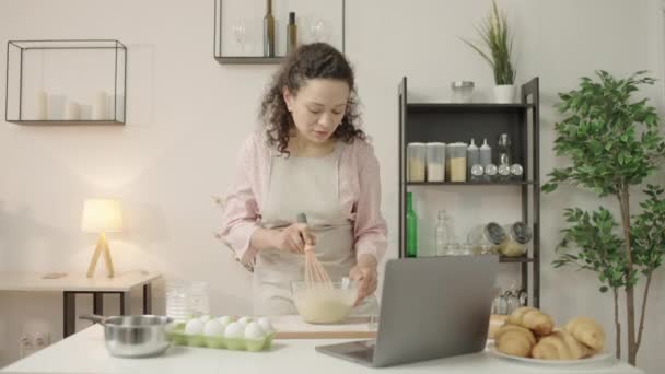 Gospodyni Domowa Oglądanie Gotowania Wideo Laptopie Kuchni Mieszanie Składników Hobby — Wideo stockowe