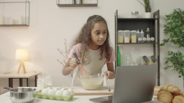 Nastolatka Oglądanie Lekcji Gotowania Laptopie Mieszanie Składników Misce Hobby — Wideo stockowe