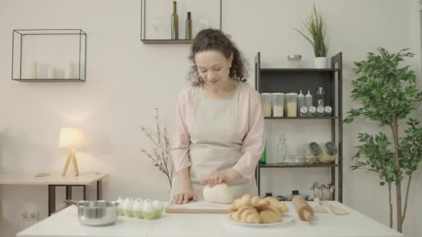 Piękna Kobieta Starannie Ugniatająca Ciasto Kuchni Pieczenie Dla Rodziny Hobby — Wideo stockowe