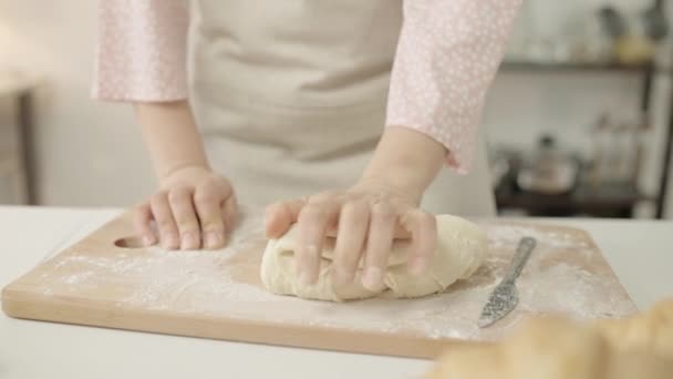 Manos Femeninas Amasando Masa Cocina Cocina Tutorial Cocina Tradiciones Hornear — Vídeo de stock