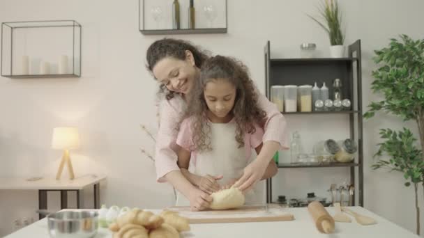 Kochająca Mama Pomaga Córce Ugniatać Ciasto Uczy Gotować Tradycje Rodzinne — Wideo stockowe