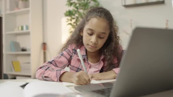 Inteligente Biracial Chica Estudiando Sonriendo Cam Disfrutando Educación Distancia — Vídeo de stock