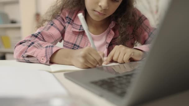 Diligent School Student Schrijven Kijken Naar Tutorial Laptop Afstandsonderwijs — Stockvideo