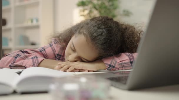 Школярка Спить Столом Втомившись Від Пізньої Ночі Вивчати Складні Уроки — стокове відео